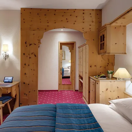 Morosani Posthotel Hotel 4*