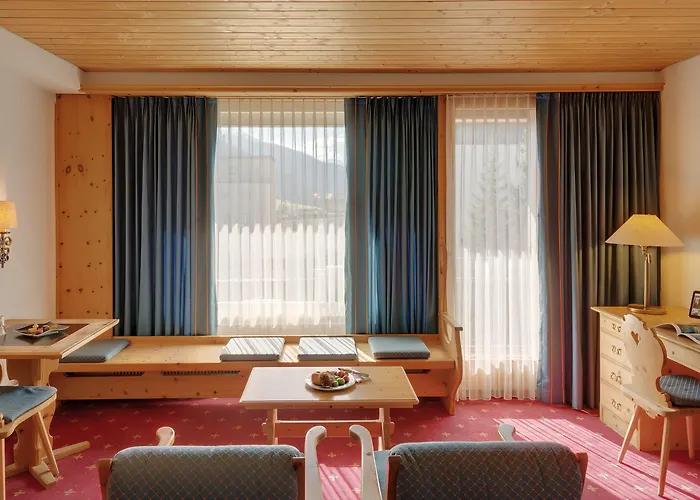 Morosani Posthotel فندق